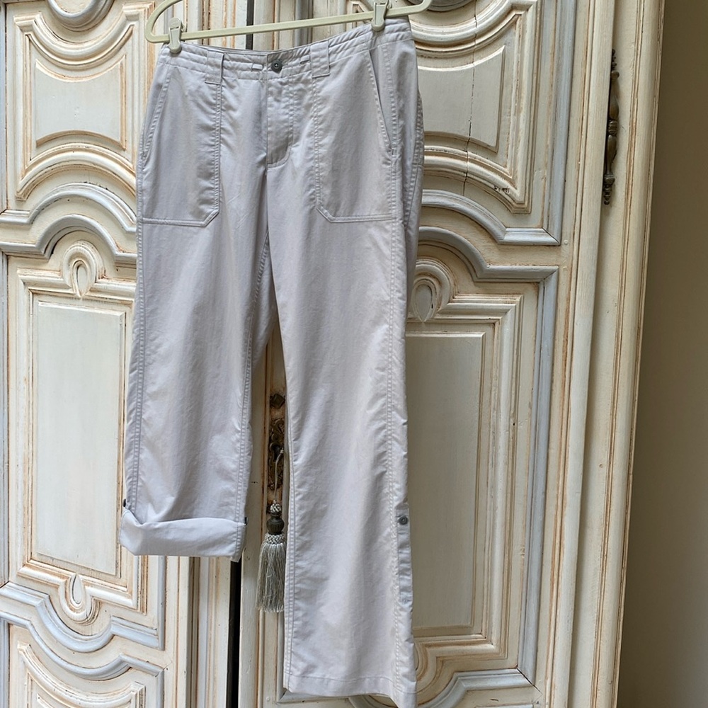 Women’s Patagonia nylon, polyester pant with roll up hem.